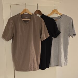 3 Alo Yoga Conquer Shirts - Size Medium